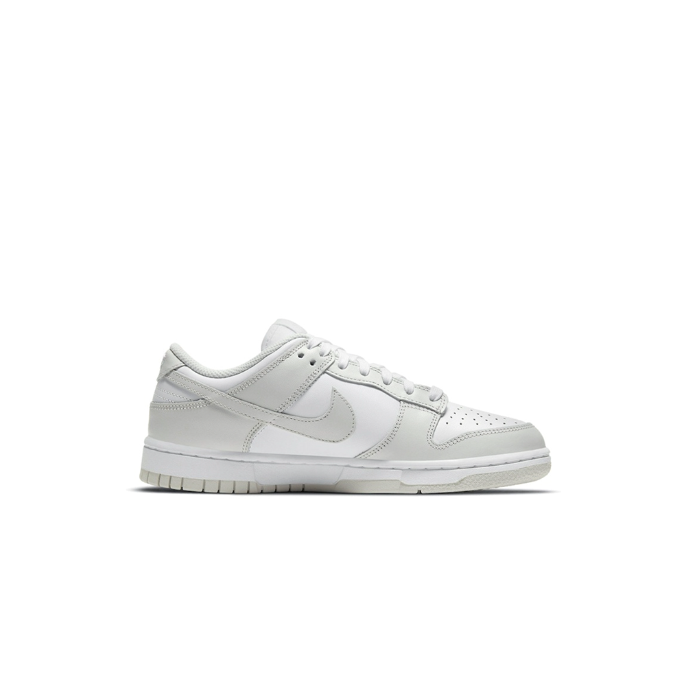 alt="Nike Dunk Low WMNS Photon Dust DD1503-103 белые с серыми накладками вид сбоку на белом фоне"