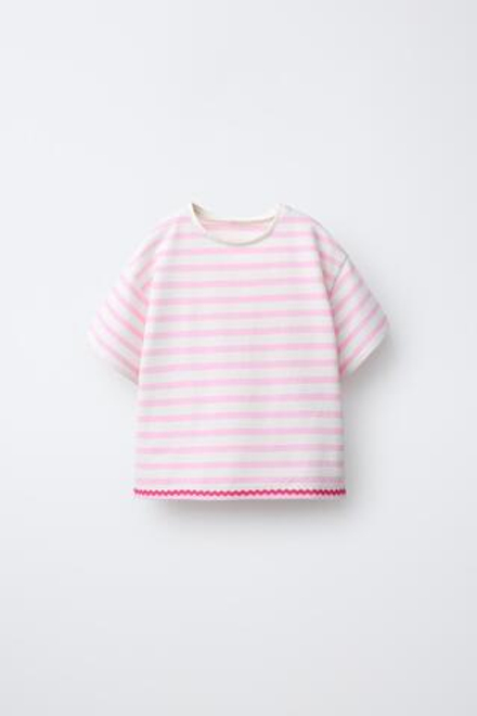 ZARA ФУТБОЛКА ИЗ ТКАНИ В ПОЛОСКУ С ВОЛАНОМ И ВОЛНИСТОЙ ОТДЕЛКОЙ, РОЗОВЫЙ
