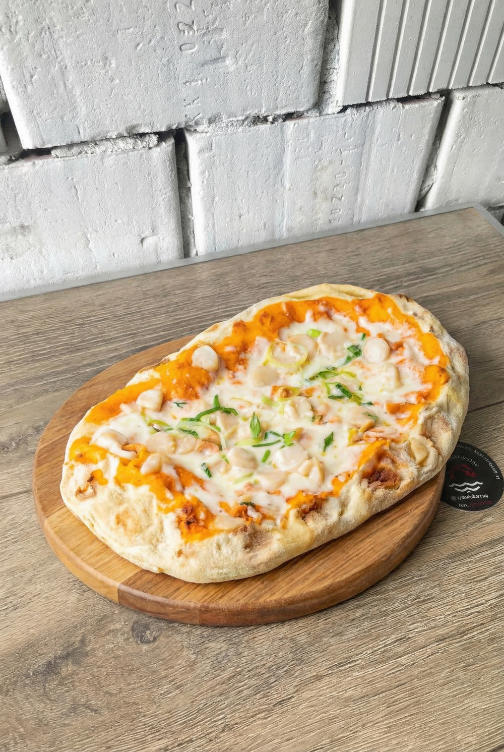 Пицца римская с морским гребешком и розовым соусом 430 гр. зам.
