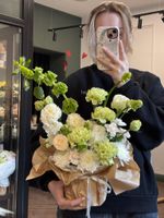Цветочная композиция в коробке в бело-зеленых оттенках