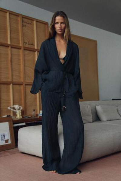 ПОЛУПРОЗРАЧНЫЕ БРЮКИ С ЭФФЕКТОМ ЖАТКИ — ZARA