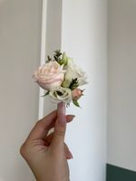 Свадебный букет из одноголовых роз, диантусов, лизиантуса и эвкалипта