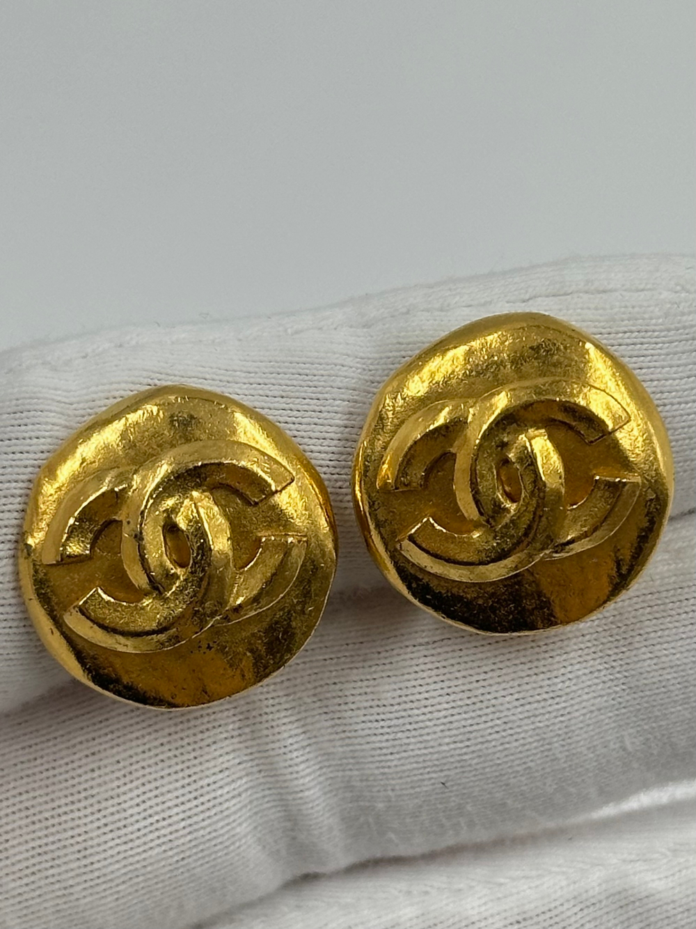 Миниатюрные клипсы с лого Chanel