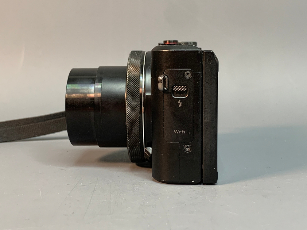Canon PowerShot G7X Mark II немного пыли внутри объектива
