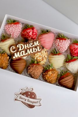 Клубничное ассорти в шоколаде "Маме"