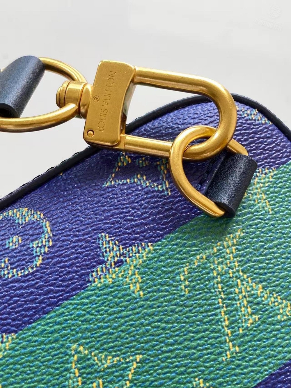 Нагрудная сумка-слинг Louis Vuitton Avenue PM