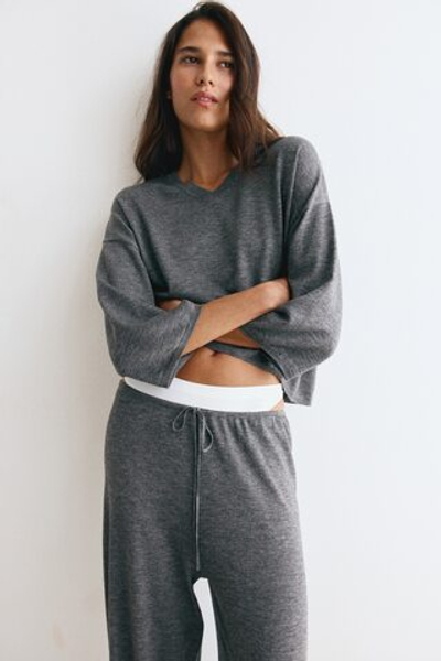 Свитер со смесью шерсти и V-образным вырезом - H&M