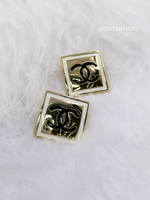 Серьги Шан золотистые квадратные с лого в белой эмалевой рамке