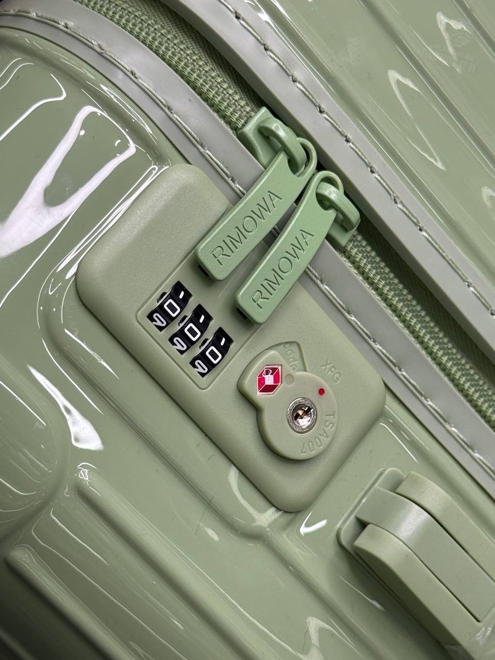 Чемодан Rimowa Essential Sleeve Cabin с карманом для ноутбука