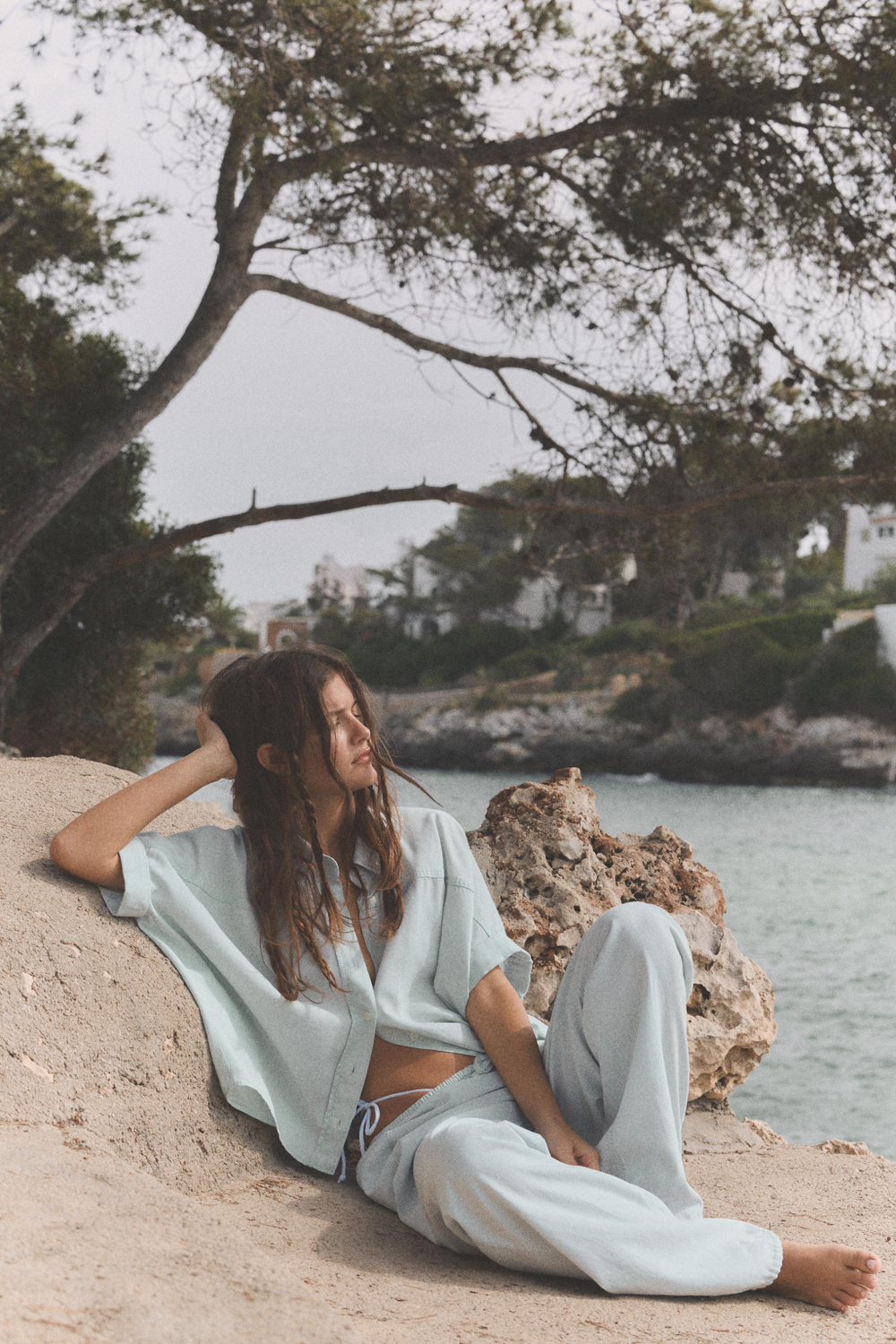 БРЮКИ ИЗ СТРУЯЩЕЙСЯ ТКАНИ НА ШНУРКЕ — ZARA
