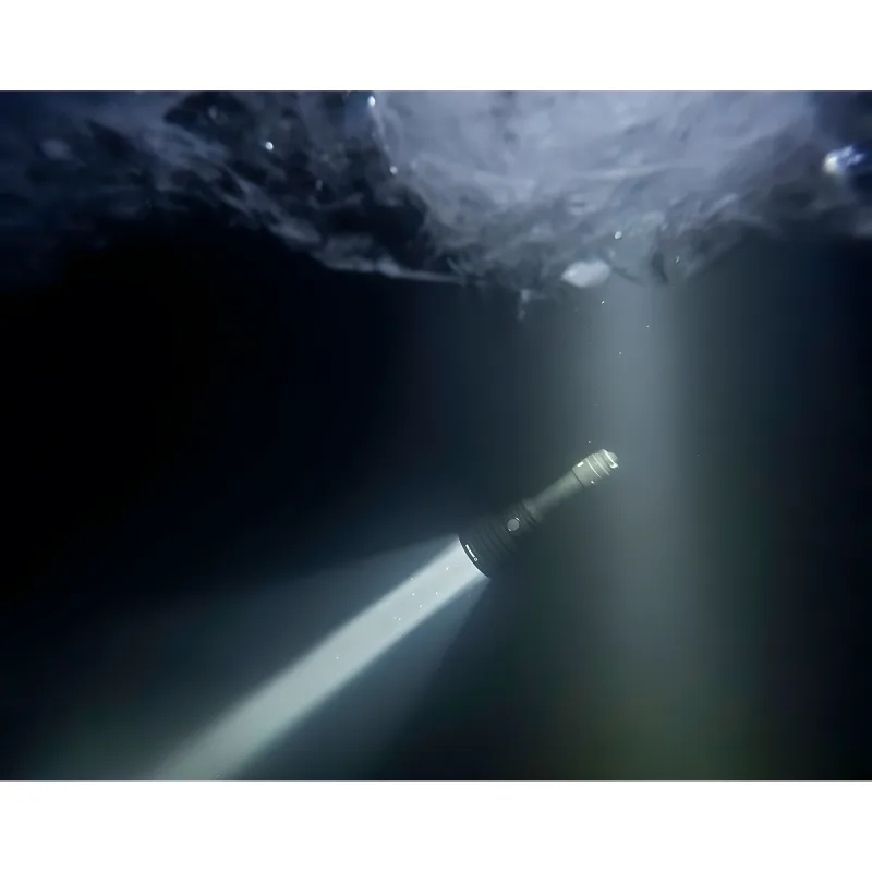 Поисковый фонарь Armytek Barracuda Pro Max Magnet USB - использование под водой, луч света