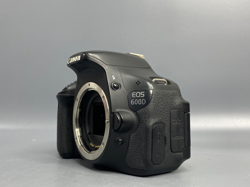 Canon 600D + kit 18-55mm 44.000 кадров