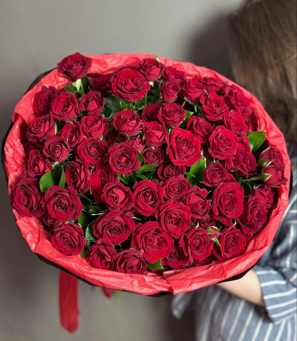 Букет из 21 красных кустовых роз