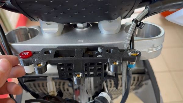 Универсальное крепление фары и номерного щитка для KTM 2024+, а так же набор для замены приборки на счетчик моточасов. Универсальное крепление фары и номерного щитка для KTM 2024+, а так же набор для замены приборки на счетчик моточасов.