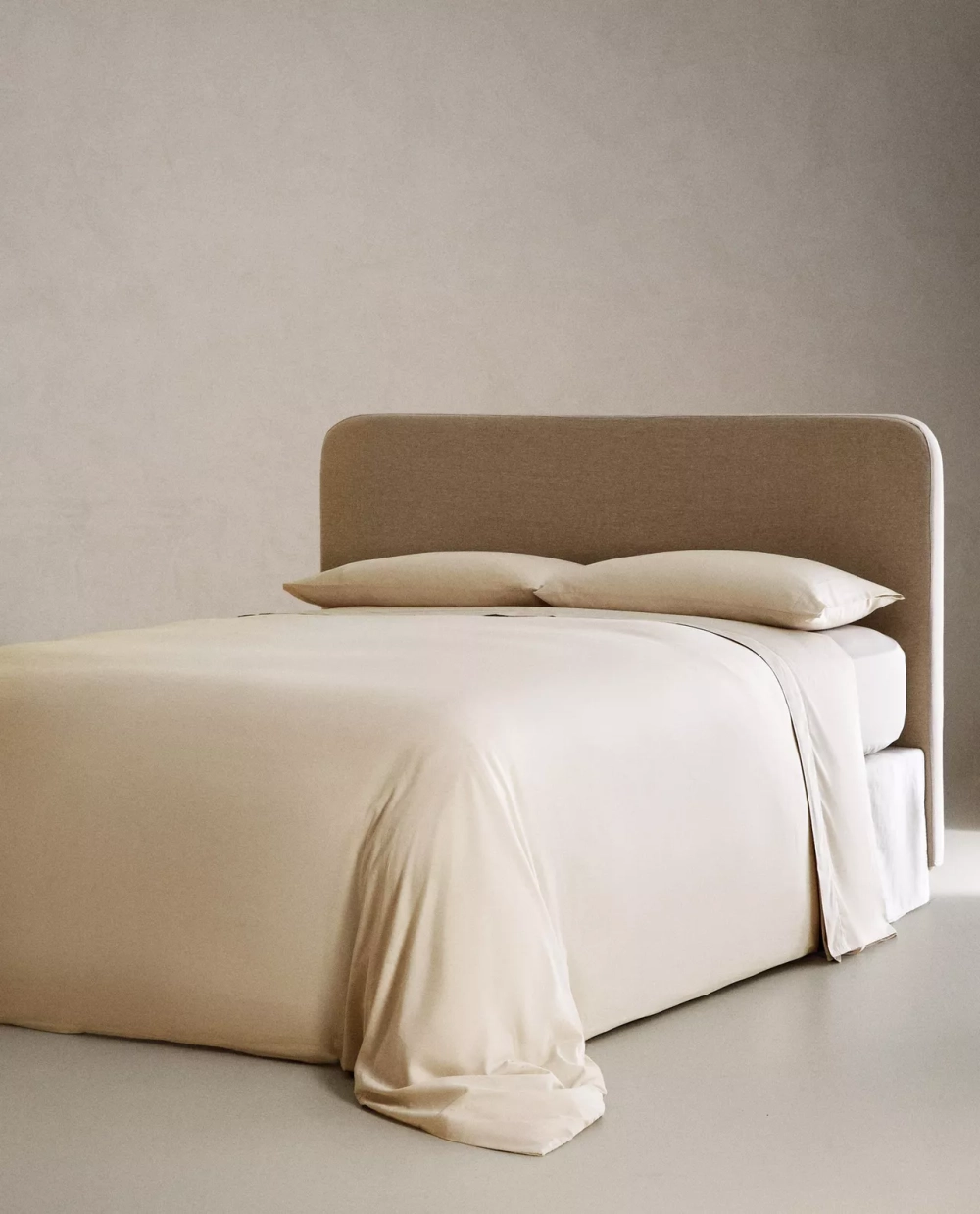 ZARA HOME САТИНОВЫЙ ПОДОДЕЯЛЬНИК, ЭКРЮ
