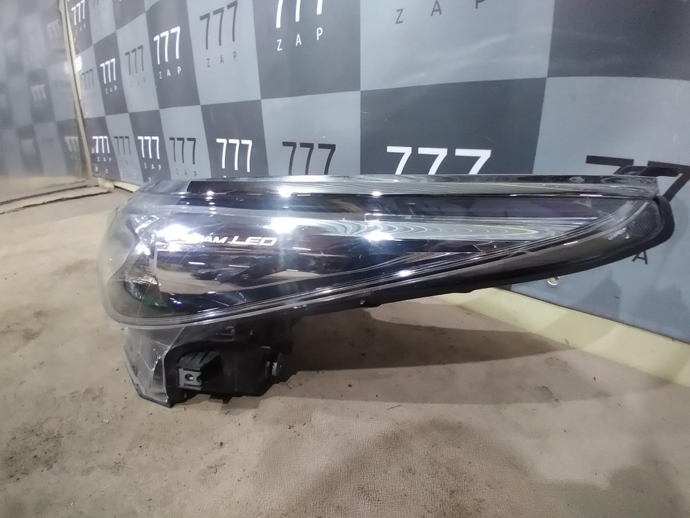 Фара левая LED Toyota Fortuner 2 15-20 Б/У Оригинал 811500KB90