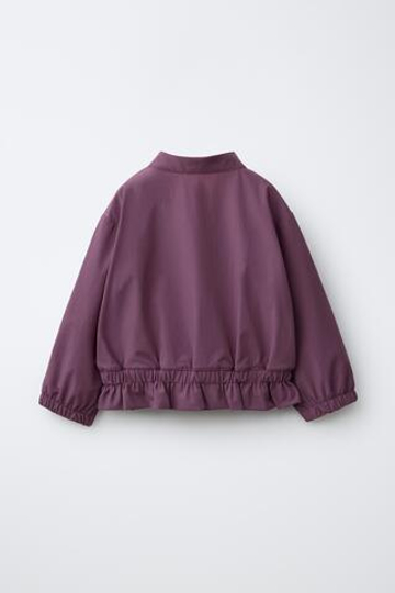 ZARA КУРТКА ИЗ ТЕХНИЧЕСКОЙ ТКАНИ С ОБОРКОЙ, БАКЛАЖАННЫЙ