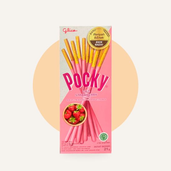 Pocky Strawberry 21 г — упаковка на фирменном фоне OH MY GEEK