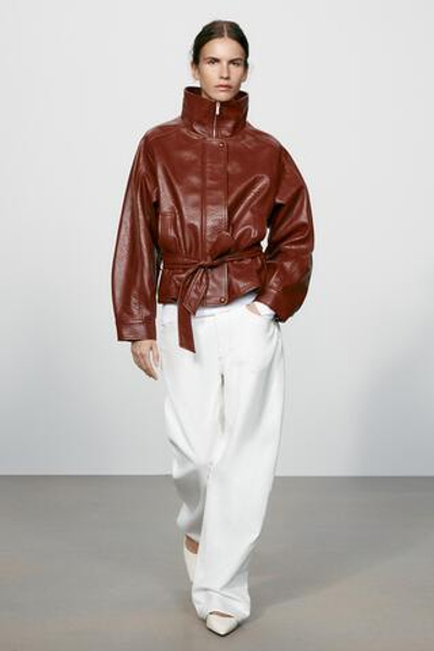 КУРТКА ИЗ ИСКУССТВЕННОЙ КОЖИ С РЕМНЕМ — ZARA
