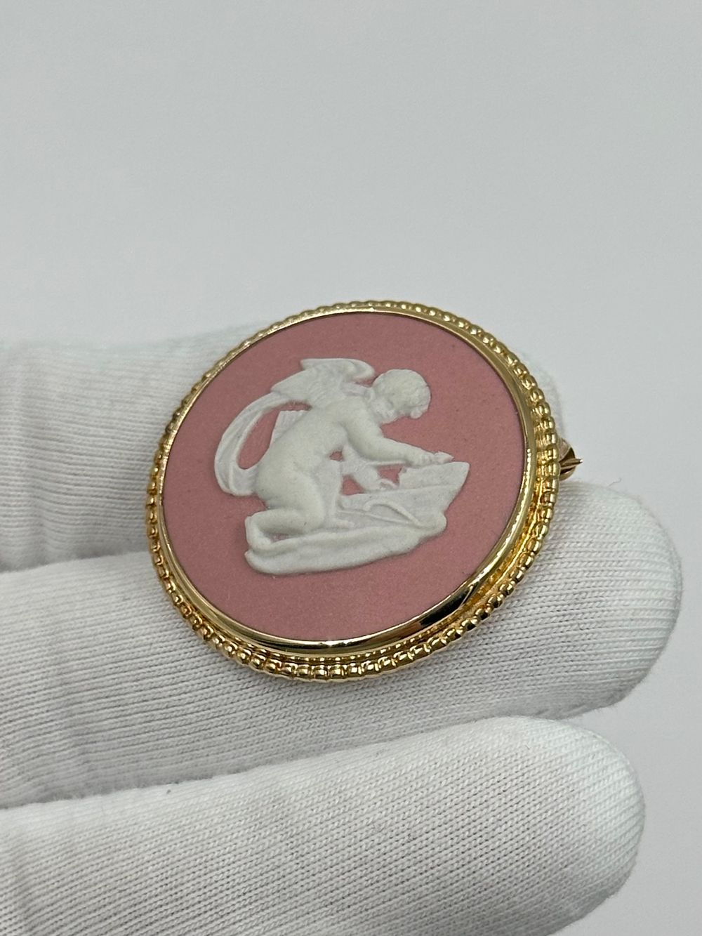 Брошь Wedgwood розовая
