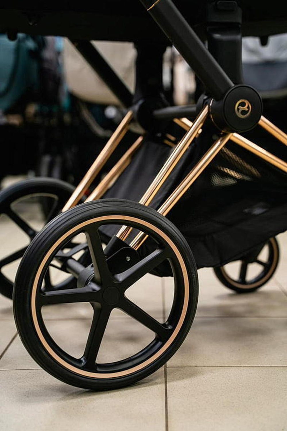 Коляска Cybex Priam IV Rosegold complete и автокресло Cloud G i-Size Fog Grey 3 в 1 Sepia Black
