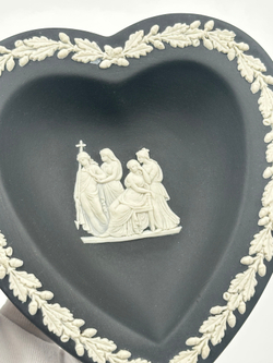 Декоративная тарелка/мелочница «Карточные масти, Черви» Wedgwood чёрная