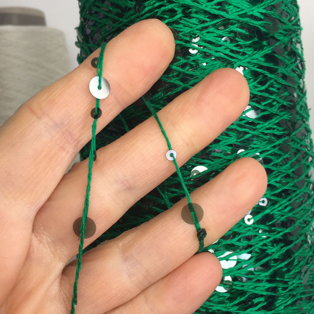 Lustrosa крупные 6 mm и мелкие 3 mm пайетки на хлопке, днина нити: около 200м/100гр, цвет: ярко-зеленая нить, прозрачные темно-зеленые пайетки. Только готовые отмотанные маленькие бобинки, в т.ч. 80, 104, 146гр MP