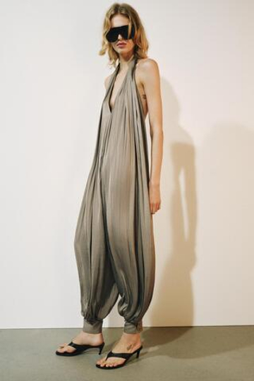 ZARA АТЛАСНЫЙ КОМБИНЕЗОН С ГОРЛОВИНОЙ ХАЛТЕР — ZW COLLECTION, СЕРОВАТО-КОРИЧНЕВЫЙ