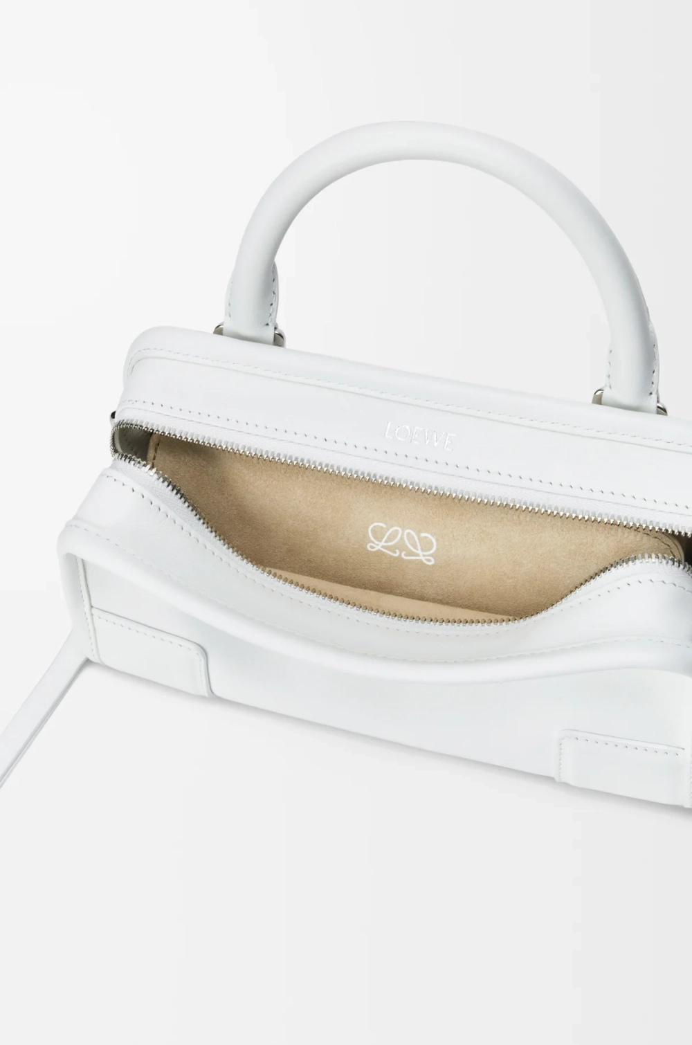 Loewe Мини-сумка Amazona 180 из мягкой телячьей кожи, белый