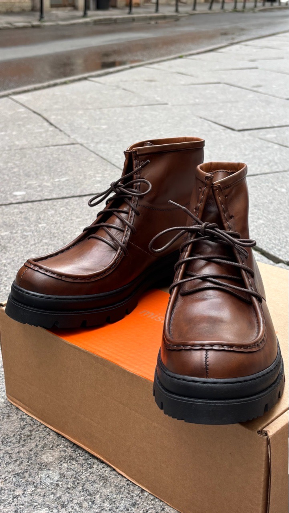 MOCTOE Boots Brown