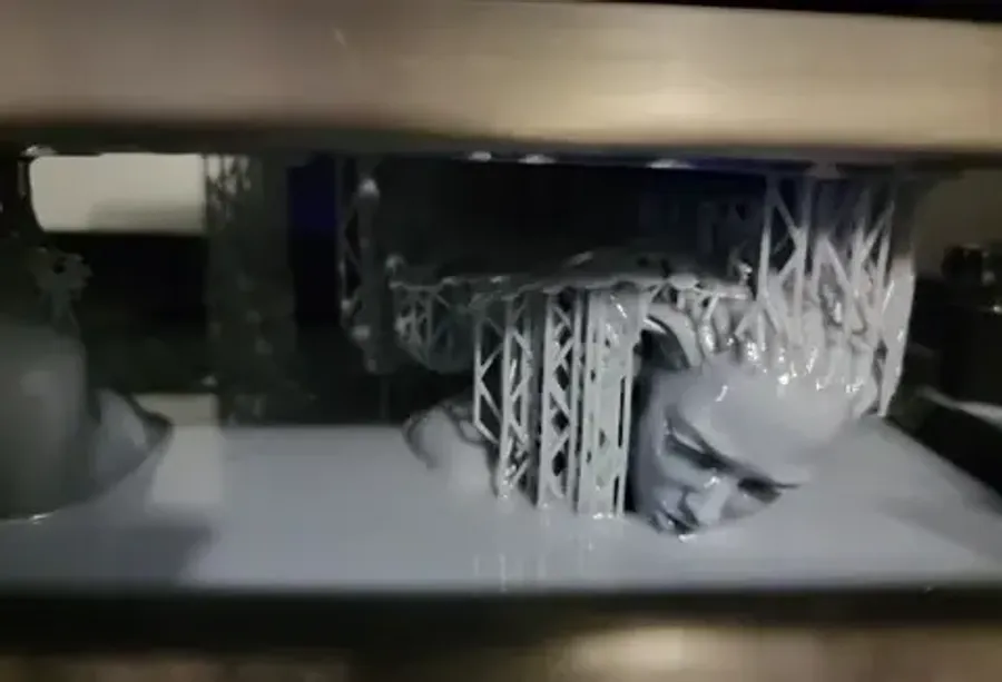 Почему расслаиваются модели при LCD 3D-печати и как это исправить