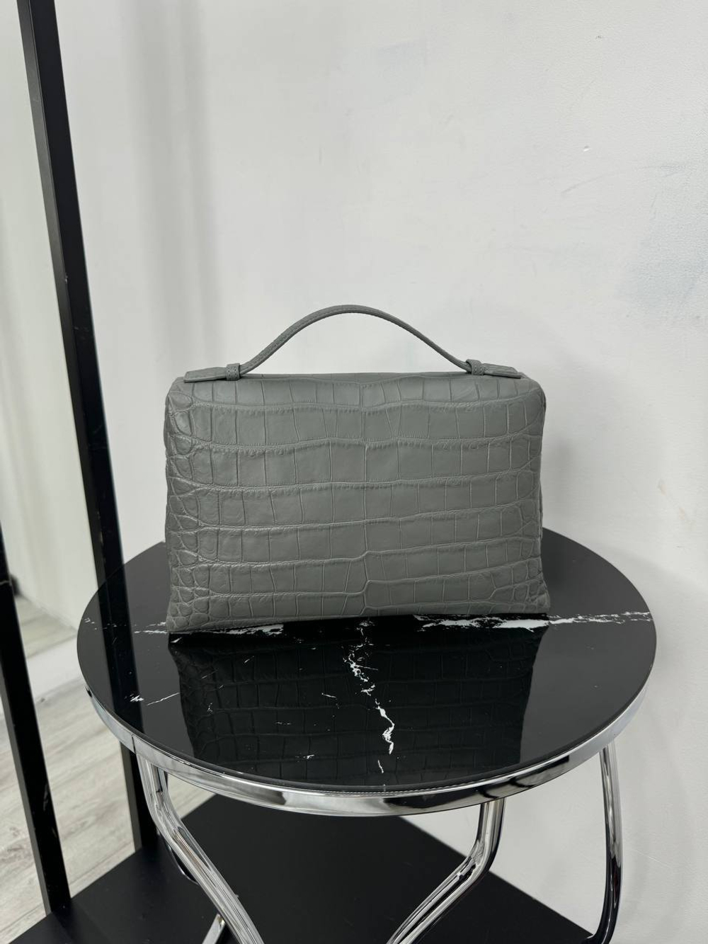 Сумка-мессенджер Loro Piana из кожи крокодила