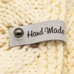 Бирка кожаная с кнопкой ""Hand Made"" 1,3х7см, уп.4 шт (светло-серый)