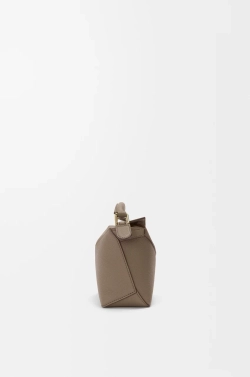 Loewe Мини-сумка Puzzle Edge из мягкой зернистой телячьей кожи, серо-коричневый