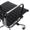 Офисное кресло Eames Ribbed EA 117 черная кожа