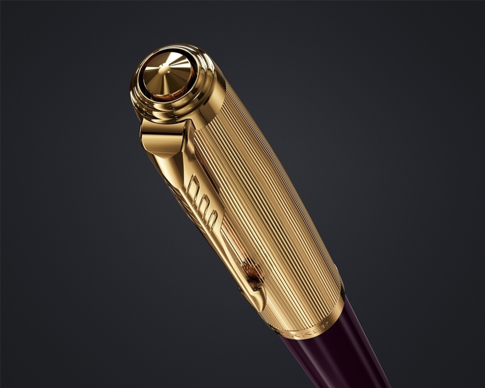 Перьевая ручка и чехол из кожи Parker 51 DELUXE PLUM GT, перо: F, цвет чернил: black, в подарочной упаковке.