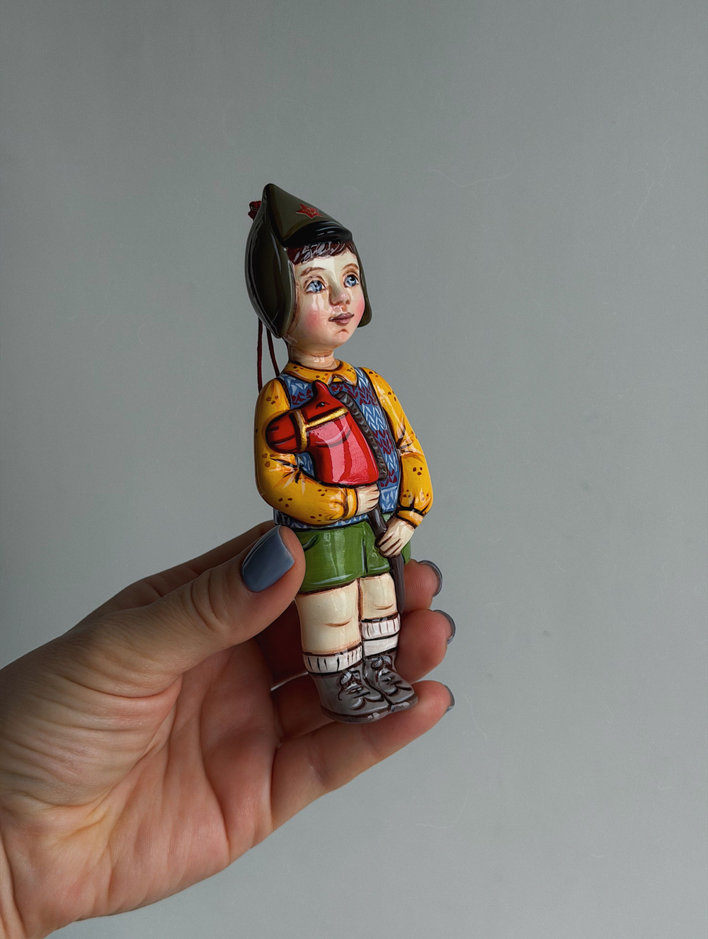 Елочная игрушка "Мальчик с лошадкой", фарфор, ручная работа, 14,5 см