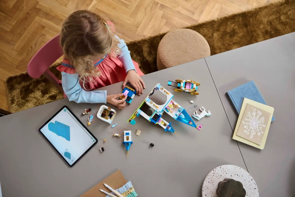 Конструктор LEGO Disney 43275 Замок Золушки и конная карета