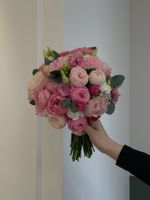 Свадебный букет из кустовых пионовидных роз, диантусов, лизиантуса и эвкалипта