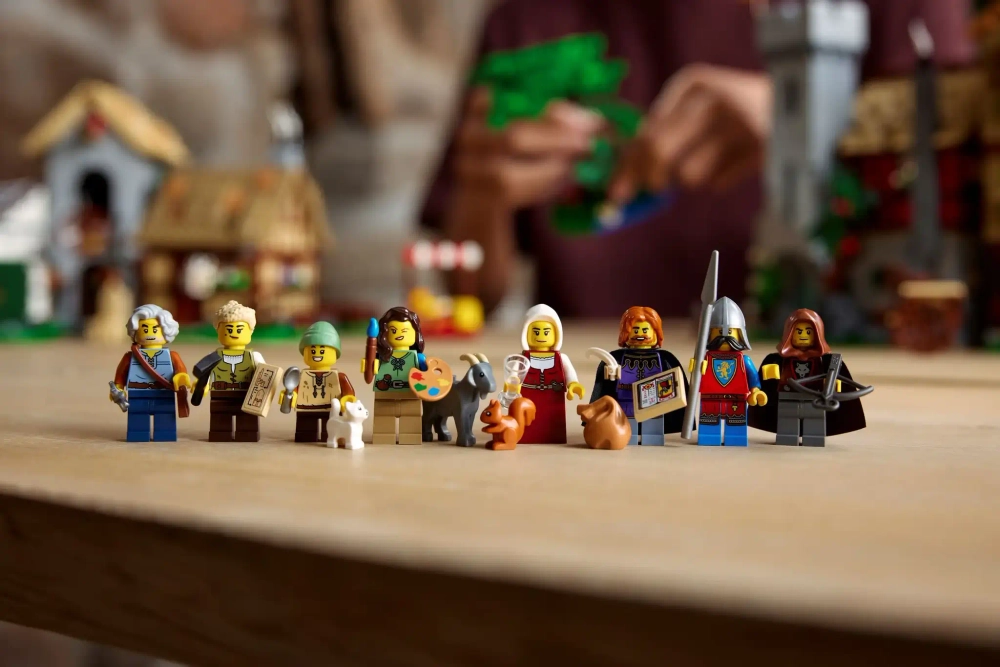Конструктор LEGO Icons 10332 Средневековая городская площадь