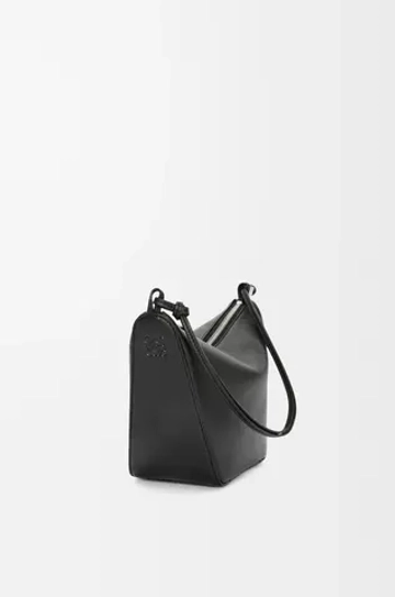Loewe Мини сумка-хобо Hammock из классической телячьей кожи, черный