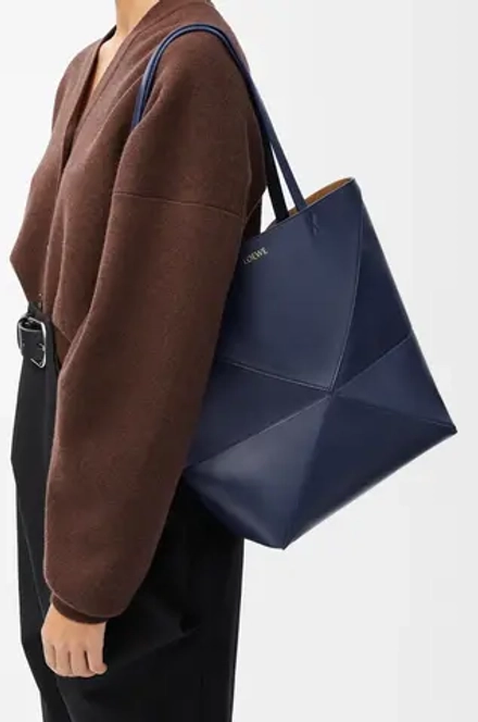 Loewe Средняя складная сумка-тоут Puzzle Fold из блестящей телячьей кожи, темно-синий