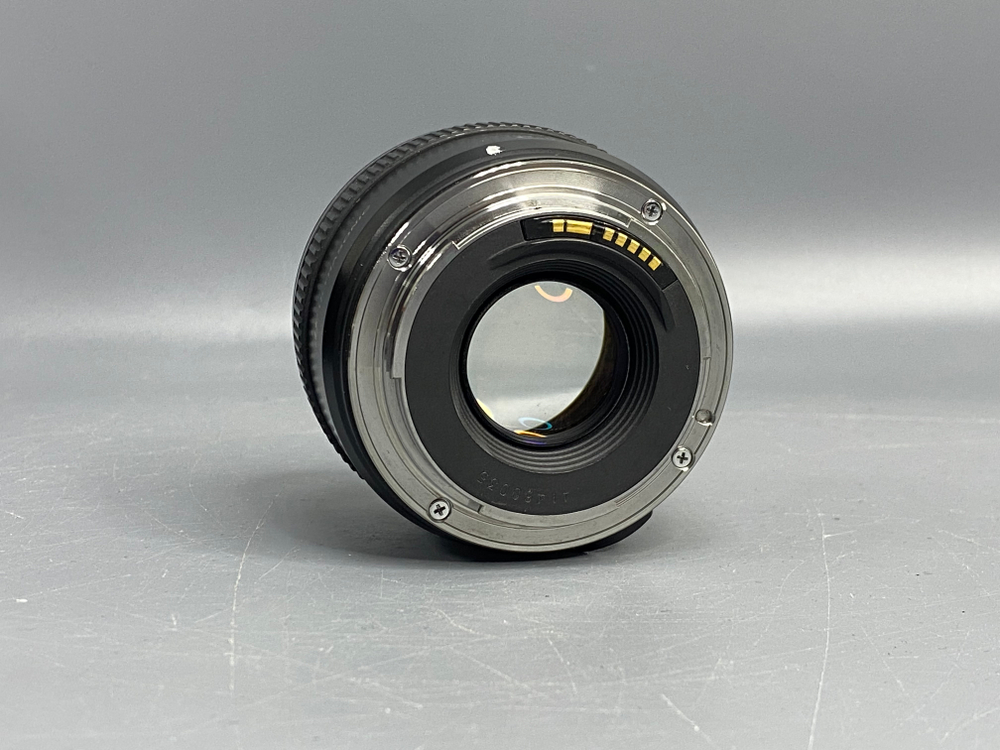 Canon EF 28mm 1.8 USM скол на крепление светофильтра