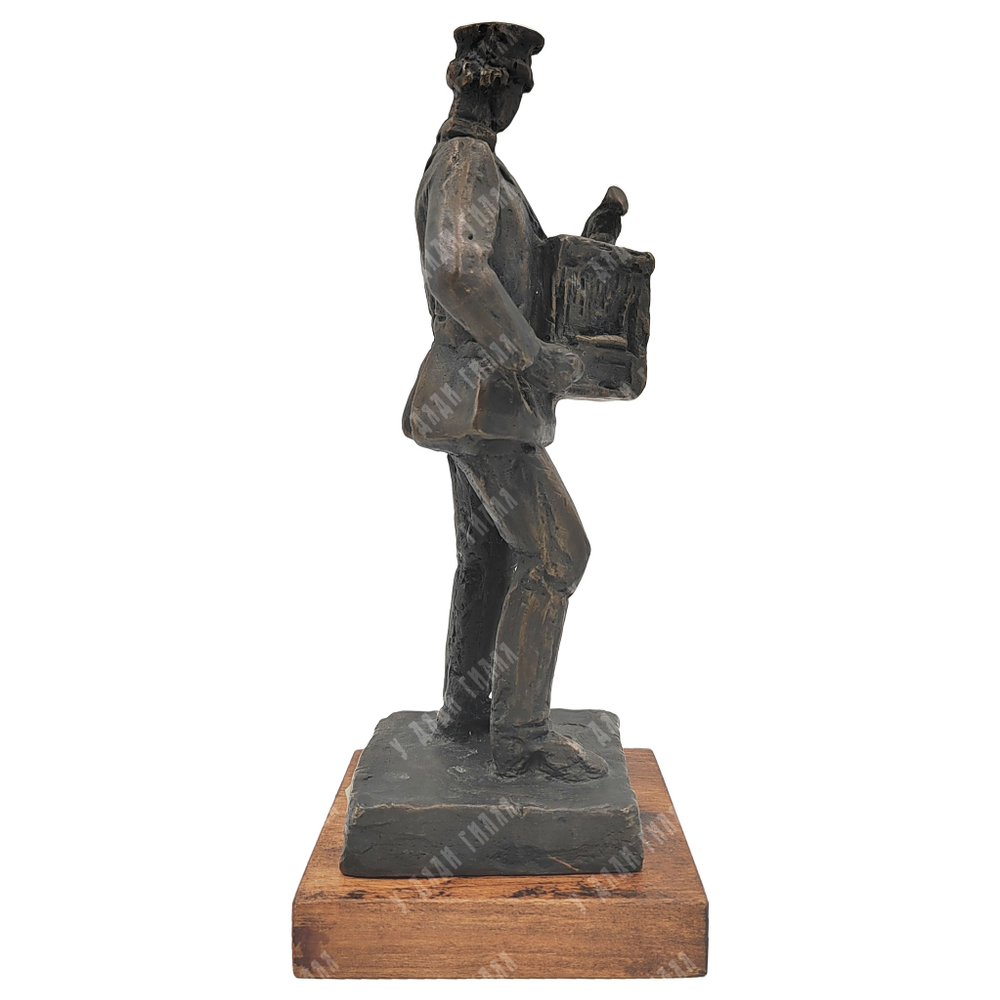 Динес Ю. С. Шарманщик. Бронза, литьё. 2000