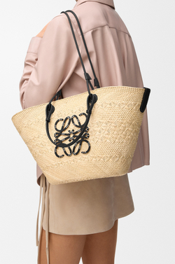 Loewe Средняя сумка-корзина Anagram из пальмового волокна и телячьей кожи., натуральный/черный