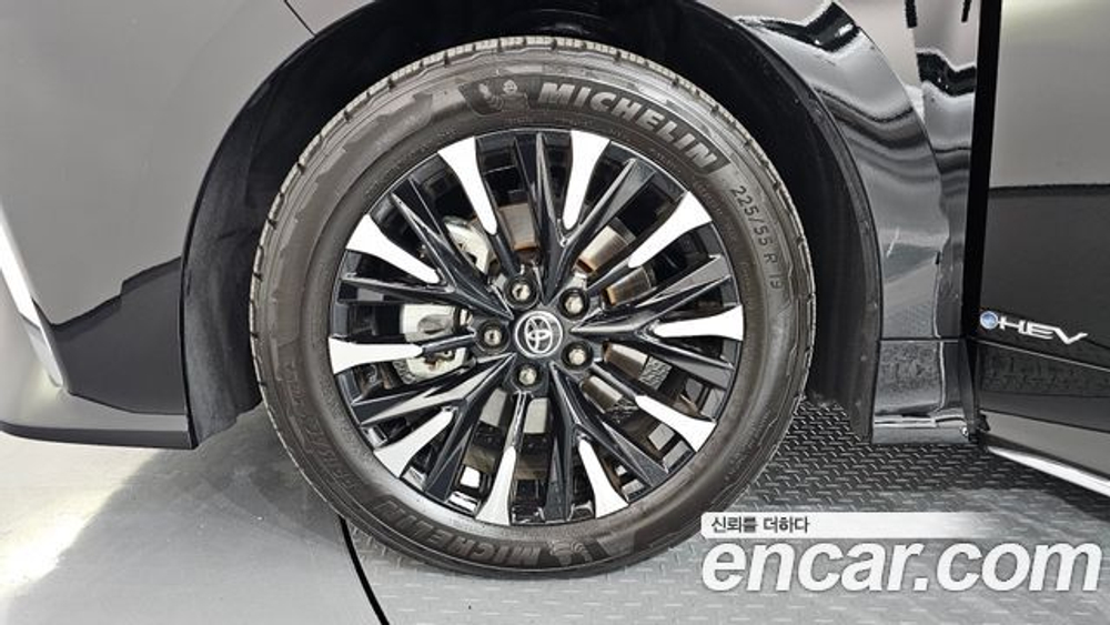 Toyota Alphard 2.5 HEV Executive AWD — 2025