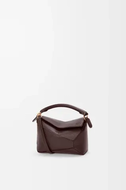 Loewe Мини-сумка Puzzle Edge из мягкой зернистой телячьей кожи, темно-каштановый