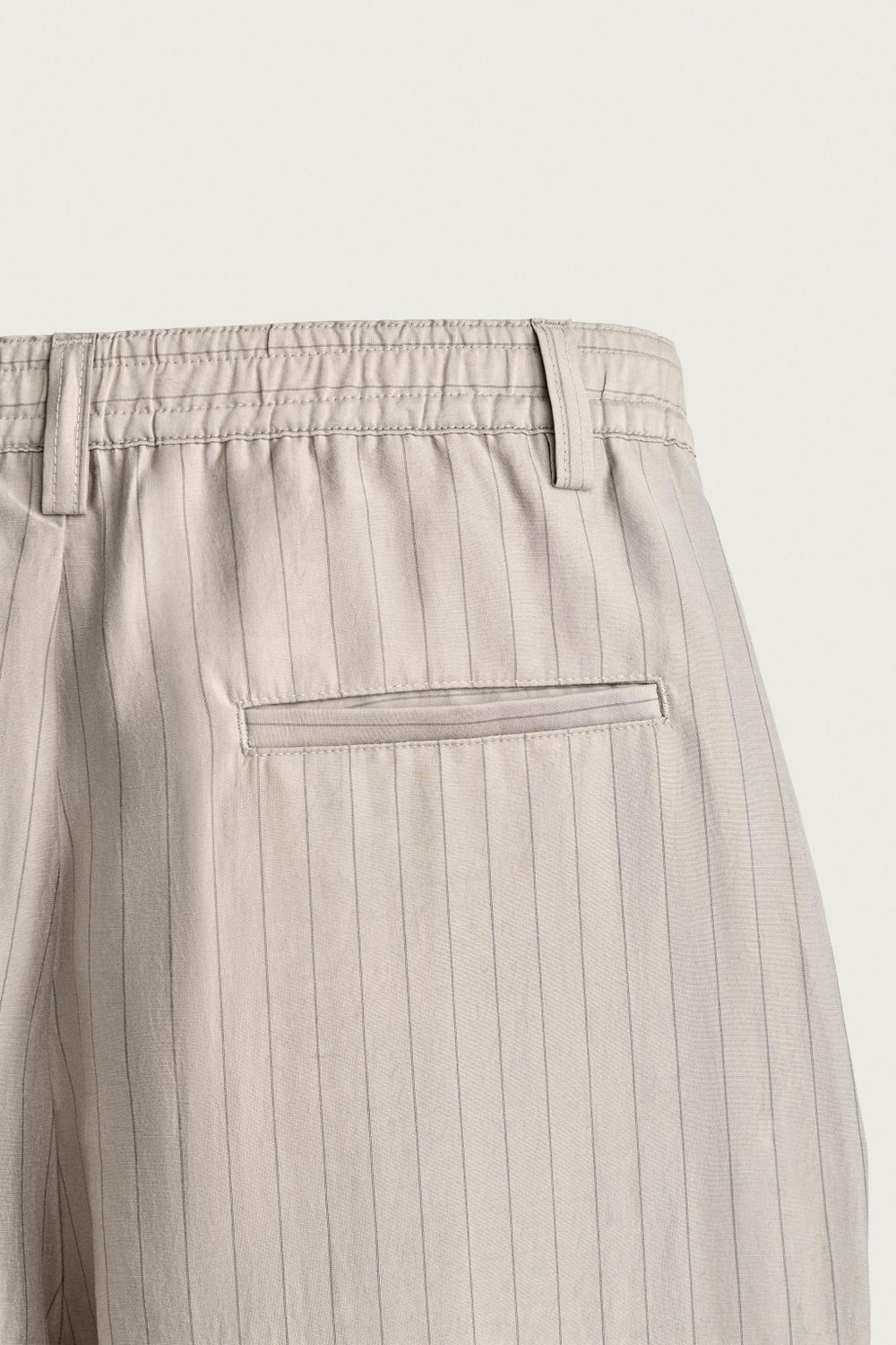 СТРУЯЩИЕСЯ БРЮКИ С БОКОВЫМИ СКЛАДКАМИ — ZARA