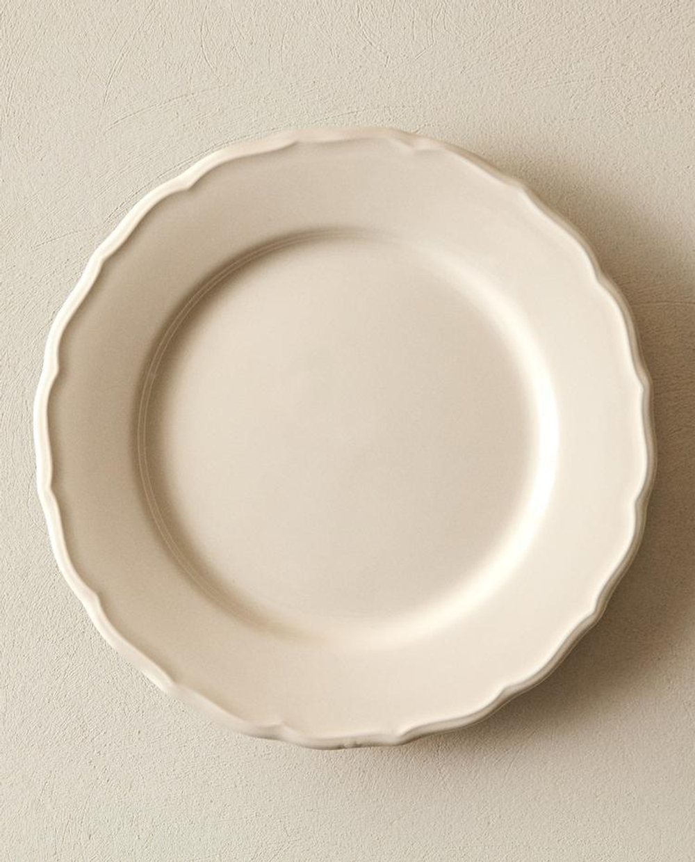 ZARA HOME ТАРЕЛКА ИЗ ФАЯНСА С ФИГУРНОЙ КРОМКОЙ, ЭКРЮ
