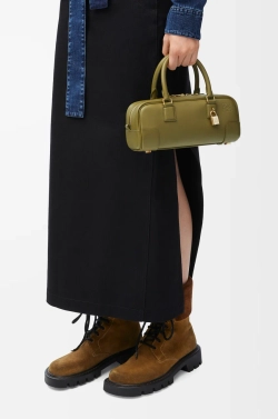 Loewe Укороченная сумка Amazona 23 из телячьей кожи наппа, оливковый